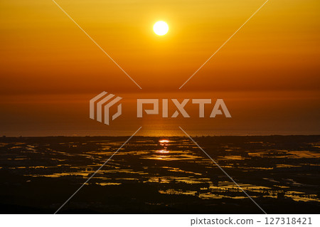 夕陽西下，從西閣林道眺望手取川沖積扇的稻田和日本海 127318421