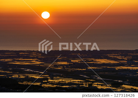 夕陽西下，從西閣林道眺望手取川沖積扇的稻田和日本海 127318426