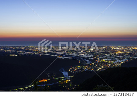 夕陽西下，從西閣林道眺望手取川沖積扇的稻田和日本海 127318437