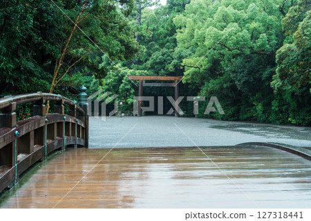 Ise Shrine Geku: Torii gates at Hiyokebashi Bridge in the rain 127318441