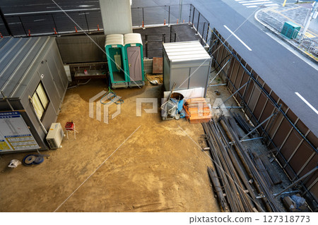 從上方俯瞰高架橋下的施工現場 從上方俯瞰高架橋下的施工現場 127318773