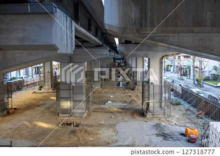 Construction site under the viaduct seen from above 127318777
