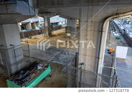 從上方俯瞰高架橋下的施工現場 127318778