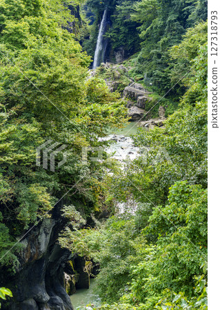 Watagataki Falls: A scenic spot representative of the Tedori Gorge Watagataki Falls: A scenic spot representative of the Tedori Gorge 127318793