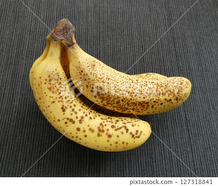 一張成熟香蕉的照片，上面有糖點，表示香蕉可以食用了 127318841