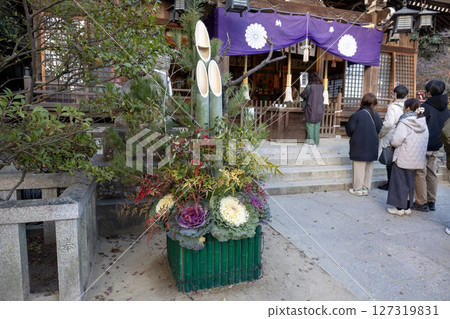 Kadomatsu in front of the worship hall of Tarumi Shrine / Suita City, Osaka (photographed in January 2025) 127319831