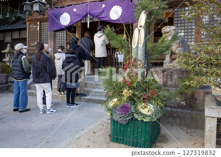 Kadomatsu in front of the worship hall of Tarumi Shrine / Suita City, Osaka (photographed in January 2025) 127319832