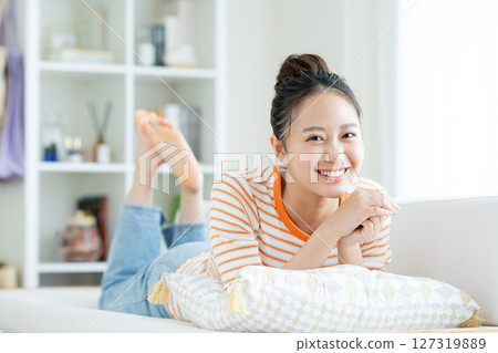 Young woman relaxing in the living room 127319889