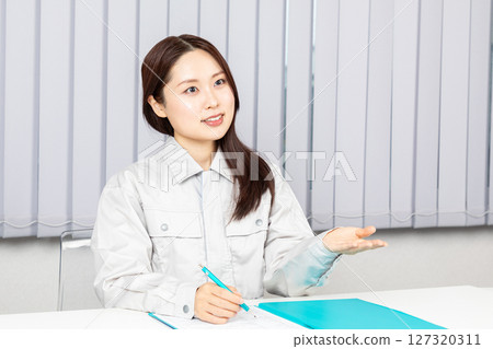 穿著工作服的女人在活頁夾中寫字 02 穿著工作服的女人在活頁夾中寫字 02 127320311