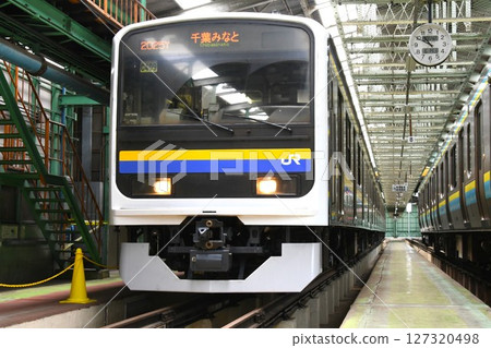 一輛標有「千葉港」的 209 系列列車（C409 編組）停放在車庫 127320498