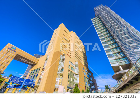 六月的日本橫濱城市景觀。從櫻木町站眺望橫濱櫻木町華盛頓酒店和富士軟體公司。 六月的日本橫濱城市景觀。從櫻木町站眺望橫濱櫻木町華盛頓酒店和富士軟體公司。 127321332