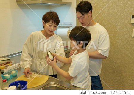 父母和孩子在廚房做午餐 127321563