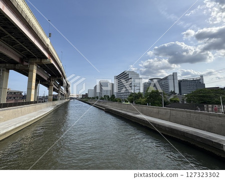 首都高速6號三里線高架橋位於東京都足立區綾瀨川旁 127323302