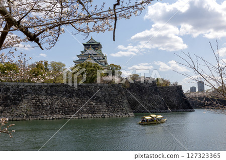 The moat of Osaka Castle in spring (photographed in April 2025) 127323365