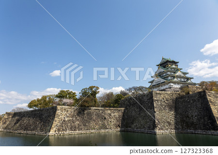 The moat of Osaka Castle in spring (photographed in April 2025) 127323368