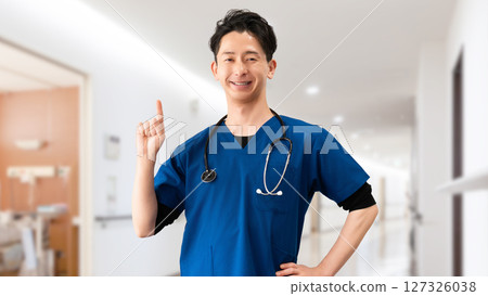 男醫護人員用食指指點 127326038