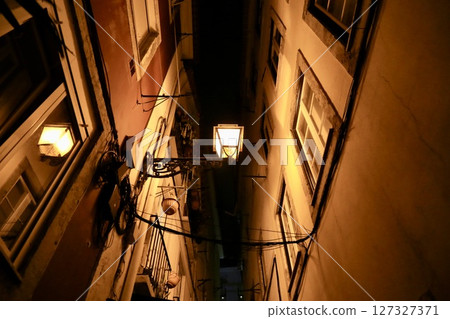里斯本老城夜街景 里斯本老城夜街景 127327371