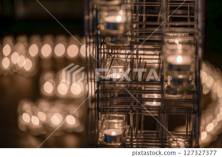 A space with candlelight and contemporary art 127327377
