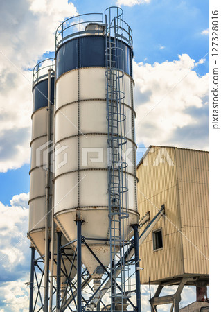 Plant for the production of concrete. Concrete mixing silo, site construction facilities. Plant for the production of concrete. Concrete mixing silo, site construction facilities. 127328016