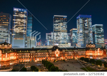 東京車站和摩天大樓的夜晚，從東京新丸之內大廈 127328162