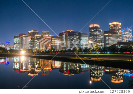 東京丸之內的夜晚，摩天大樓 127328369