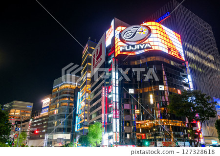 東京有樂町在晚上，數寄屋橋十字路口 127328618