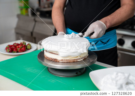 Male chef preparing a pie in kitchen 127328620