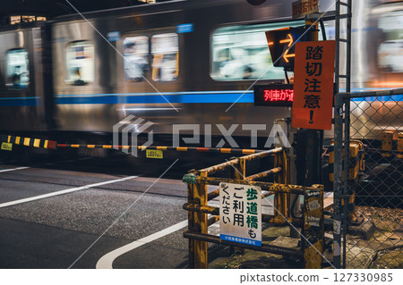 夜晚的小田急線:列車經過新宿2號道口 夜晚的小田急線:列車經過新宿2號道口 127330985