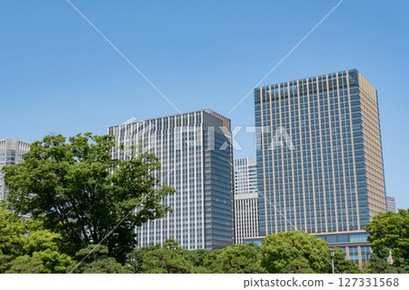 被新綠色包圍的摩天大樓風景 127331568