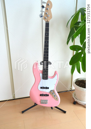 靠在客廳裡的電吉他,粉紅貝斯吉他 靠在客廳裡的電吉他,粉紅貝斯吉他 127331704