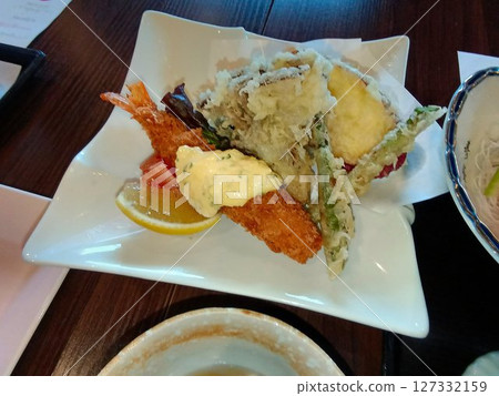 宴會上的油炸食品:“天婦羅炸蝦拼盤” 宴會上的油炸食品:“天婦羅炸蝦拼盤” 127332159