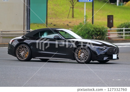 一輛跑車在城市中運行的形象 127332760
