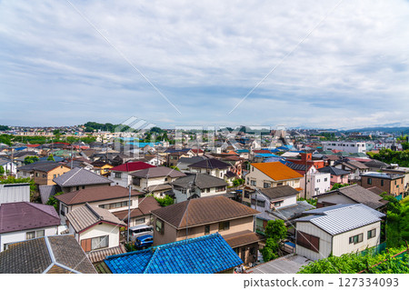 Residential area overlooking the hill 127334093