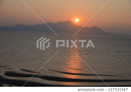 Sunset view of the Oshikiki coast, sand tidal flat (Uto Peninsula North Shore / Shimodami Town, Uto City, Kumamoto Prefecture) 127335567