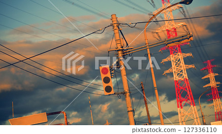 黃昏的天空和紅燈 127336110