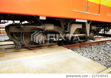 The FS396 type bogie installed on the veteran commuter train "8000 series" 8577F 127336541