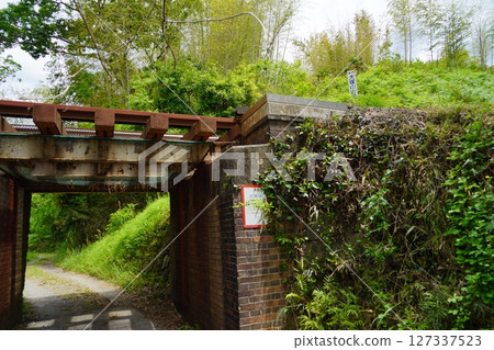 Destroyed keyhole-shaped tumulus from the early Kofun period, Tsubakii Otsukayama Kofun 12, and JR overpass 127337523