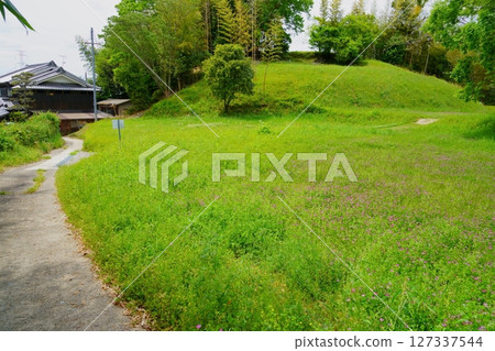 古墳時代初期被毀壞的後圓墳：椿井大塚山古墳7號後堞 127337544