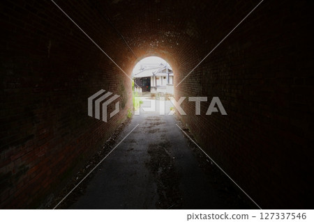 Destroyed keyhole-shaped tumulus from the early Kofun period, Tsubakii Otsukayama Tomb 9, JR tunnel 127337546