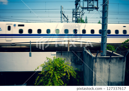 神奈川縣運行的新幹線列車 b-2-3 強調暖色和冷色 神奈川縣運行的新幹線列車 b-2-3 強調暖色和冷色 127337617