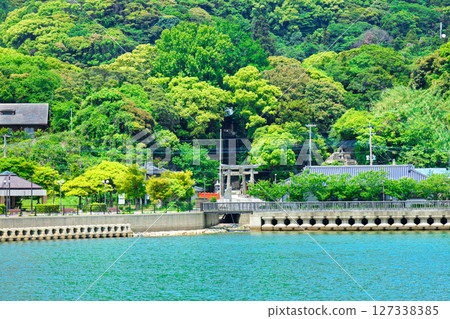 從潮風號客輪看到宗像大社中津神社的鳥居 從潮風號客輪看到宗像大社中津神社的鳥居 127338385