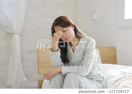 睡眠不足的穿著睡衣的中年婦女 127339717
