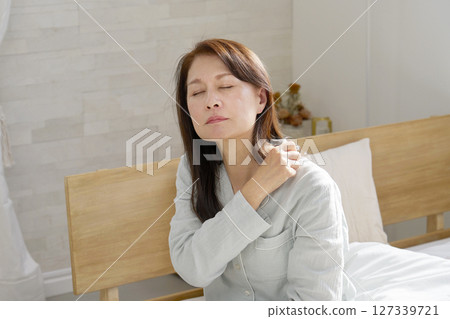 穿著睡衣的中年婦女，疲憊不堪 127339721