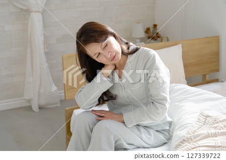 一名中年婦女頸部僵硬 127339722