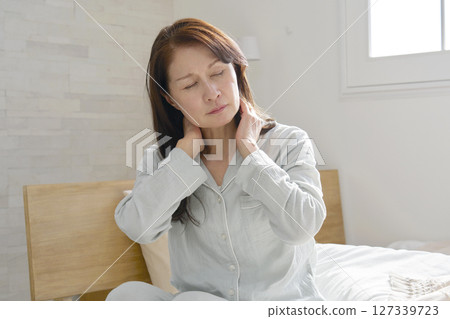 一名中年婦女頸部僵硬 127339723
