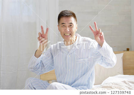 中年男子醒來，和平標誌 127339748