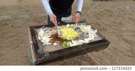 在營地做炒麵 127339883