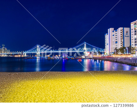 Busan: Gwangalli Beach and the illuminated Gwangan Bridge 127339986
