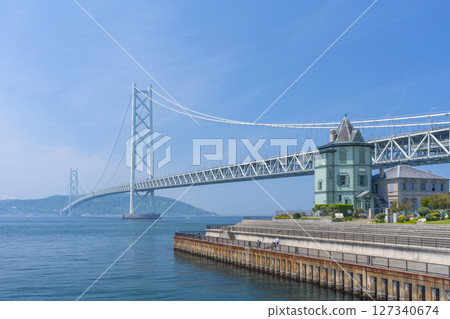 晴朗天氣下的明石海峽大橋和國父紀念館（伊城閣） 127340674