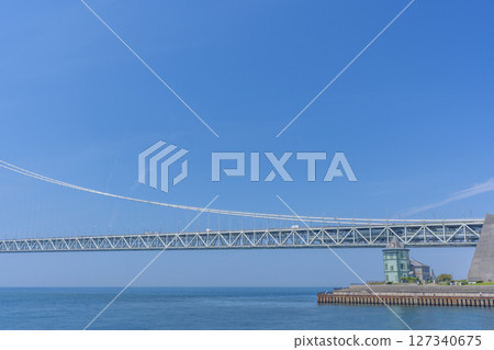 Akashi Kaikyo Bridge and Sun Yat-sen Memorial Hall (Ijokaku) on a clear day Akashi Kaikyo Bridge and Sun Yat-sen Memorial Hall (Ijokaku) on a clear day 127340675